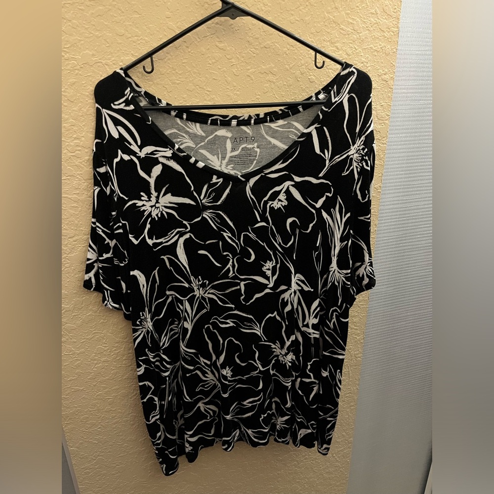 Pristine Condition! Black & White Short Sleeve Top